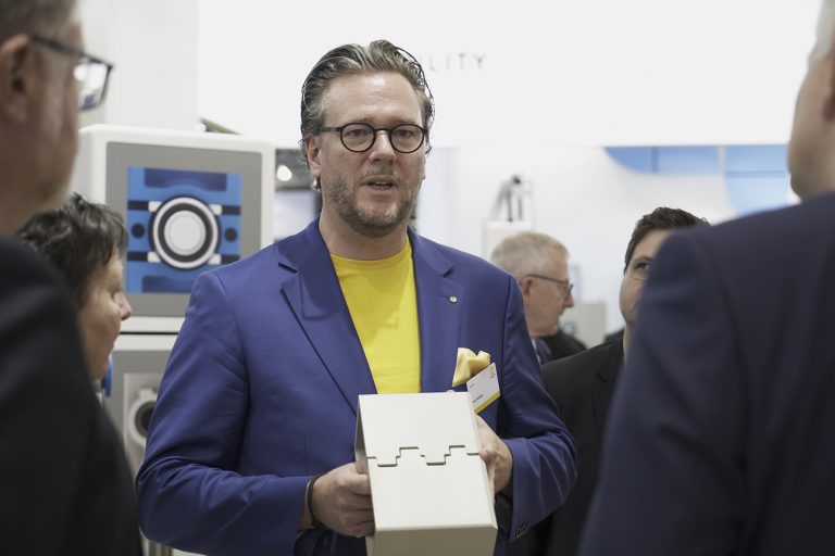 Philip Harting, Vorstandsvorsitzender der HARTING Technologiegruppe, präsentierte dem anwesenden Messe-Publikum die Funktionsweise der Han-Modular® Domino Module anhand eines Modells. (Foto: Harting)