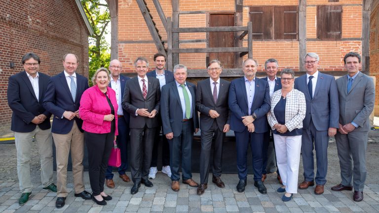 Handwerk verbindet: HWK-Präsident Hans Hund (8.v.l.), die Vizepräsidenten Bernhard Blanke (7.v.l.) sowie Jürgen Kroos (10.v.l.) und Hauptgeschäftsführer Thomas Banasiewicz (12.v.l.) begrüßten auf Haus Kump die Festgäste, darunter (v.l.): Bürgermeister Stadt Münster Klaus Rosenau, Landrat Kreis Warendorf Dr. Olaf Gericke, Mitglied des Landtags Simone Wendland, WHKT-Präsident Berthold Schröder, Präsident von HANDWERK.NRW Andreas Ehlert, Regionsgeschäftsführer DGB Münsterland Volker Nicolai-Koß, ZDH-Präsident Hans Peter Wollseifer, Bundesvorsitzende der UnternehmerFrauen im Handwerk Tatjana Lanvermann, Präsident der FH-Münster Prof. Dr. Frank Dellmann (Foto: HWK/ dieMarquardts)