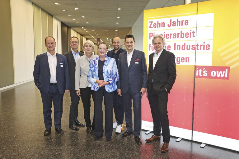 Freuen sich über 10 Jahre Spitzencluster it’s OWL: (v. l.): - Frank Maier, Vorstand Lenze SE (stellvertr. Vorsitzender Clusterboard it´s OWL) - Günter Korder, Geschäftsführer it´s OWL Clustermanagement GmbH - Prof. Dr. Ingeborg Schramm-Wölk, Präsidentin Fachhochschule Bielefeld (stellvertr. Vorsitzende Clusterboard it´s OWL) - Marianne Thomann-Stahl, Regierungspräsidentin Bezirksregierung Detmold - Prof. Dr. Roman Dumitrescu, Geschäftsführer it´s OWL Clustermanagement und Vorstand Heinz Nixdorf Institut Universität Paderborn - Dr. Stefan Breit, Geschäftsführer Miele (Vorsitzender Clusterboard it´s OWL) - Herbert Weber, Geschäftsführer it´s OWL Clustermanagement und OstWestfalenLippe GmbH (Foto: OstWestfalenLippe GmbH )