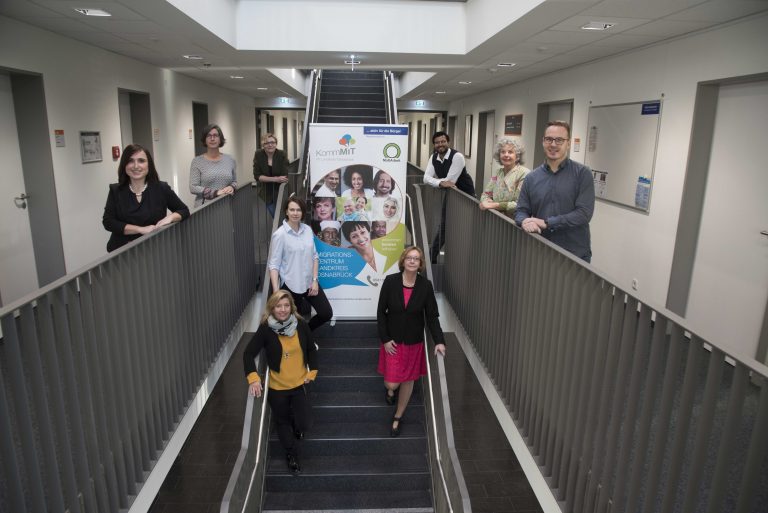 Das Team des Migrationszentrums des Landkreises Osnab-rück unter dem Dach der MaßArbeit. (Foto: MaßArbeit / Uwe Lewandowski)