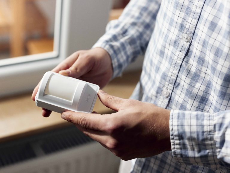 Auf den ersten Blick unscheinbar, aber: Die Bewegungsmelder können über Funk mit dem Hauptprogramm der KI kommunizieren. So kann das System beispielsweise erkennen, ob jemand gestürzt ist. (Foto: Patrick Pollmeier/FH Bielefeld)