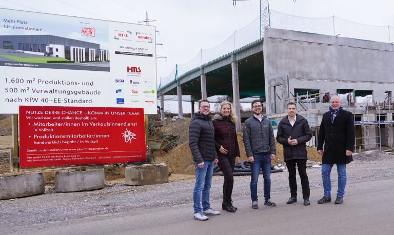 Von Links: Chris Sander, Edeltraud Sander, Dennis Sander (alle drei im Geschäftsfeld Fenster, Türen, Fassaden tätig), Burkhard Schwuchow (Bürgermeister Stadt Büren), Rüdiger Sander (Geschäftsführer m&s) (Foto: Fotograf: ProjectPartner Dirk Kleeschulte, Büren)