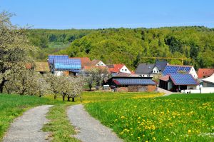 Dorf mit Solardächern (Foto: reimax16 - Fotolia)