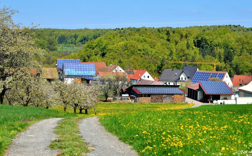 Dorf mit Solardächern (Foto: reimax16 - Fotolia)