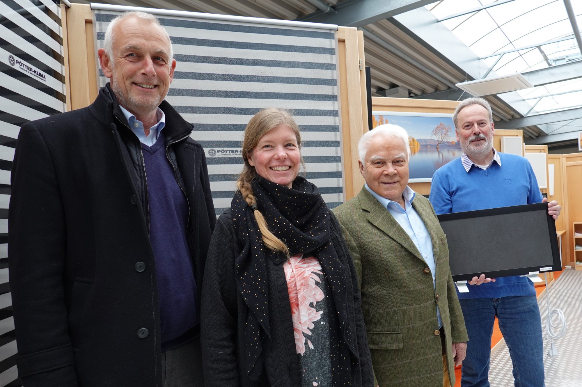 Thomas Serries (v.li. n. re.) und Andrea Frosch von der WIGOS informierten sich bei Gerhard Pötter und Christoph Lux über die revolutionäre Heiztechnologie. (Foto: Sandra Joachim-Meyer)