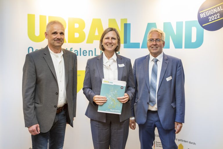 Bürgermeister Heinz-Dieter Krüger, Horn-Bad Meinberg, Annette Nothnagel, Leiterin der REGIONALE 2022 bei der OWL GmbH, Landrat Jürgen Müller, Vorsitzender des UrbanLand Board, bei der Tagung „Neues Wohnen im UrbanLand – gute Projekte und Prozesse“. (Foto: Ostwestfalen Lippe GmbH)