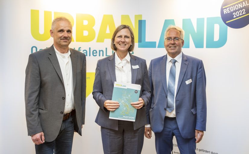 Bürgermeister Heinz-Dieter Krüger, Horn-Bad Meinberg, Annette Nothnagel, Leiterin der REGIONALE 2022 bei der OWL GmbH, Landrat Jürgen Müller, Vorsitzender des UrbanLand Board, bei der Tagung „Neues Wohnen im UrbanLand – gute Projekte und Prozesse“. (Foto: Ostwestfalen Lippe GmbH)