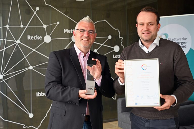 Stadtwerke-Geschäftsführer Daniel Georg (r.) und Marcus Rüdiger, Leiter Vertrieb und Marketing der SWTE-Vertriebsgesellschaft, präsentieren den Energiewende-Award samt Urkunde. (Foto: Stadtwerke Tecklenburger Land GmbH & Co. KG )