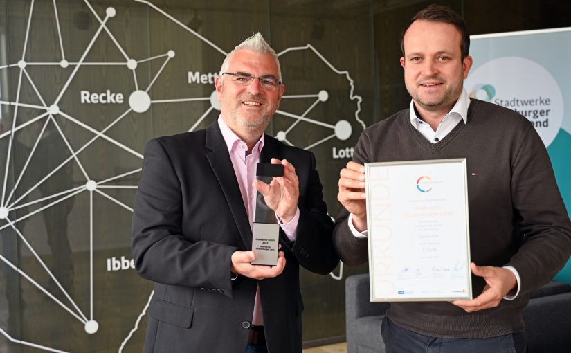 Stadtwerke-Geschäftsführer Daniel Georg (r.) und Marcus Rüdiger, Leiter Vertrieb und Marketing der SWTE-Vertriebsgesellschaft, präsentieren den Energiewende-Award samt Urkunde. (Foto: Stadtwerke Tecklenburger Land GmbH & Co. KG )