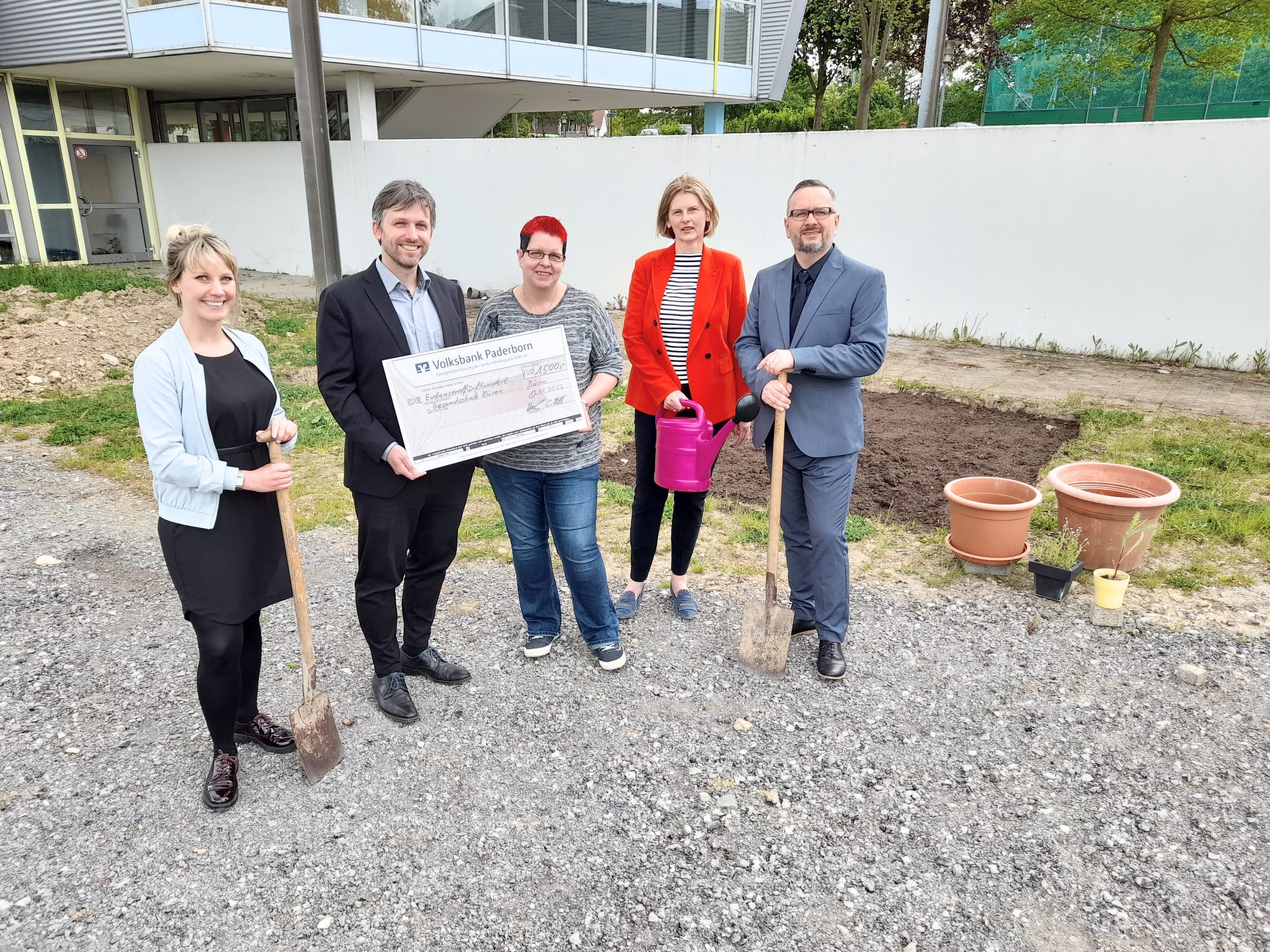 Spenden überreicht für biologische Artenvielfalt aAuf dem Schulgelände: Vera Meul (Biologielehrerin), Thomas Hermelingmeier (Volksbank Paderborn), Claudia Hill (Förderverein Gesamtschule Büren), Schulleiterin Clarissa Rehmann, und Thomas Watzlawek, stellvertretender Schulleiter. (Foto: Stadt Büren)