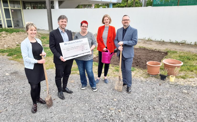 Spenden überreicht für biologische Artenvielfalt aAuf dem Schulgelände: Vera Meul (Biologielehrerin), Thomas Hermelingmeier (Volksbank Paderborn), Claudia Hill (Förderverein Gesamtschule Büren), Schulleiterin Clarissa Rehmann, und Thomas Watzlawek, stellvertretender Schulleiter. (Foto: Stadt Büren)