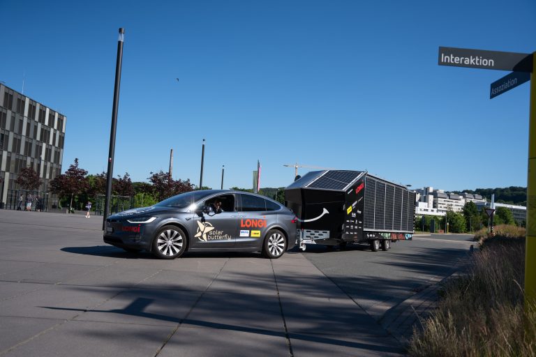 Am Mittwoch besuchte der SolarButterfly die FH Bielefeld, um sich mit Akteurinnen und Akteuren aus Lehre und Forschung über Klimaschutz auszutauschen. (Foto: Felix Hüffelmann/FH Bielefeld)
