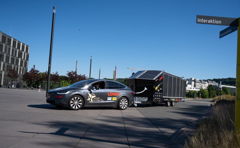 Am Mittwoch besuchte der SolarButterfly die FH Bielefeld, um sich mit Akteurinnen und Akteuren aus Lehre und Forschung über Klimaschutz auszutauschen. (Foto: Felix Hüffelmann/FH Bielefeld)