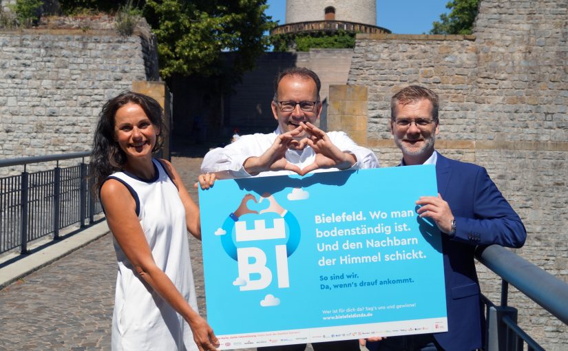 Kati Bölefahr, Martin Knabenreich und Jens Siekmann (v. l.) präsentieren die neue Kampagne. Die Plakatmotive führen zur Website, die zum Mitmachen einlädt. (Foto: Bielefeld Marketing)