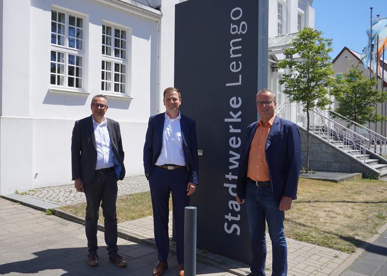 Bürgermeister Markus Baier und Stadtwerke Geschäftsführer Arnd Oberscheven freuen sich, dass Matthias Sasse (Mitte) zum 01.01.2023 die Geschäftsführung übernimmt. (Foto: Stadtwerke Lemgo)