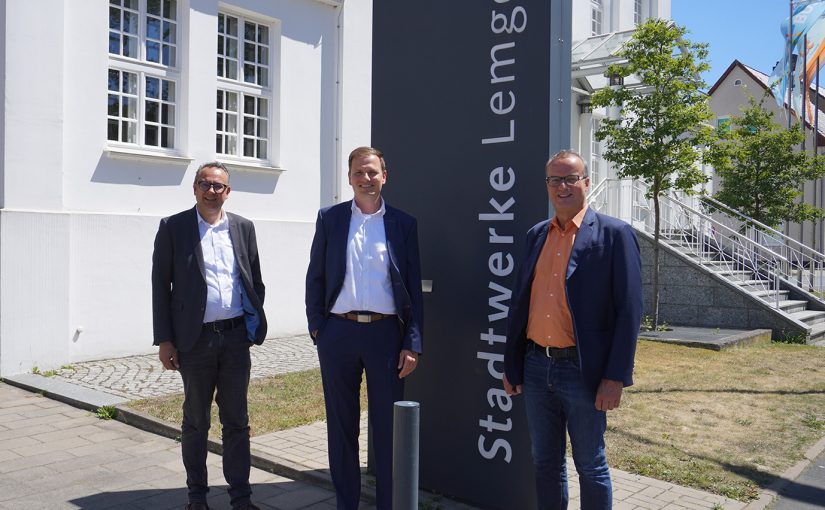 Bürgermeister Markus Baier und Stadtwerke Geschäftsführer Arnd Oberscheven freuen sich, dass Matthias Sasse (Mitte) zum 01.01.2023 die Geschäftsführung übernimmt. (Foto: Stadtwerke Lemgo)