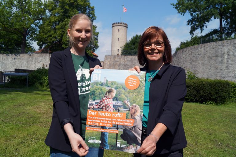 Jacqueline Heger (li.) und Gabriela Lamm von Bielefeld Marketing organisieren einen aktiven Sonntag unter dem Motto „Der Teuto ruft“. (Foto: Bielefeld Marketing)