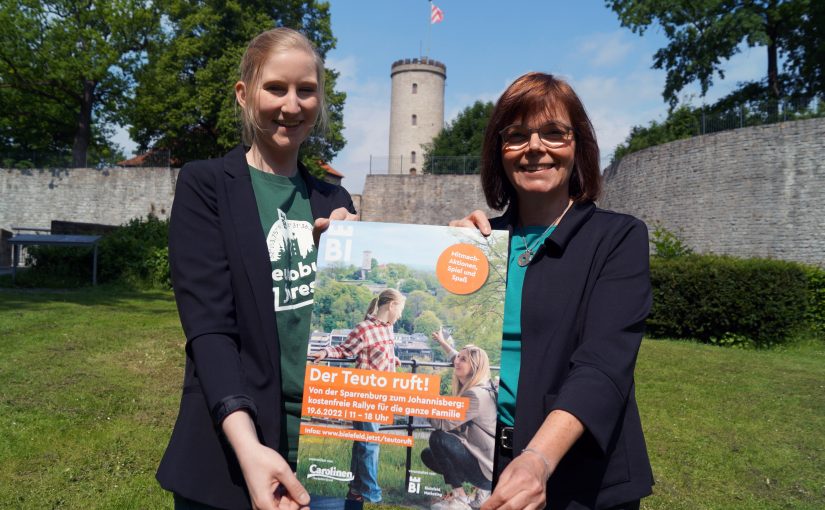 Jacqueline Heger (li.) und Gabriela Lamm von Bielefeld Marketing organisieren einen aktiven Sonntag unter dem Motto „Der Teuto ruft“. (Foto: Bielefeld Marketing)