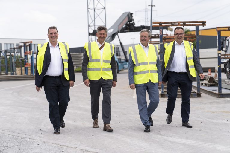 (v.l.) Markus Frost (Geschäftsführung Universal Transport), Frank Wolters (Geschäftsführer Wirtschaftsförderung Paderborn), Bürgermeister Michael Dreier, Holger Dechant (Geschäftsführung Universal Transport). (Foto: WFG Tobias Vorwerk)