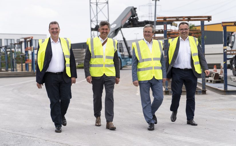 (v.l.) Markus Frost (Geschäftsführung Universal Transport), Frank Wolters (Geschäftsführer Wirtschaftsförderung Paderborn), Bürgermeister Michael Dreier, Holger Dechant (Geschäftsführung Universal Transport). (Foto: WFG Tobias Vorwerk)