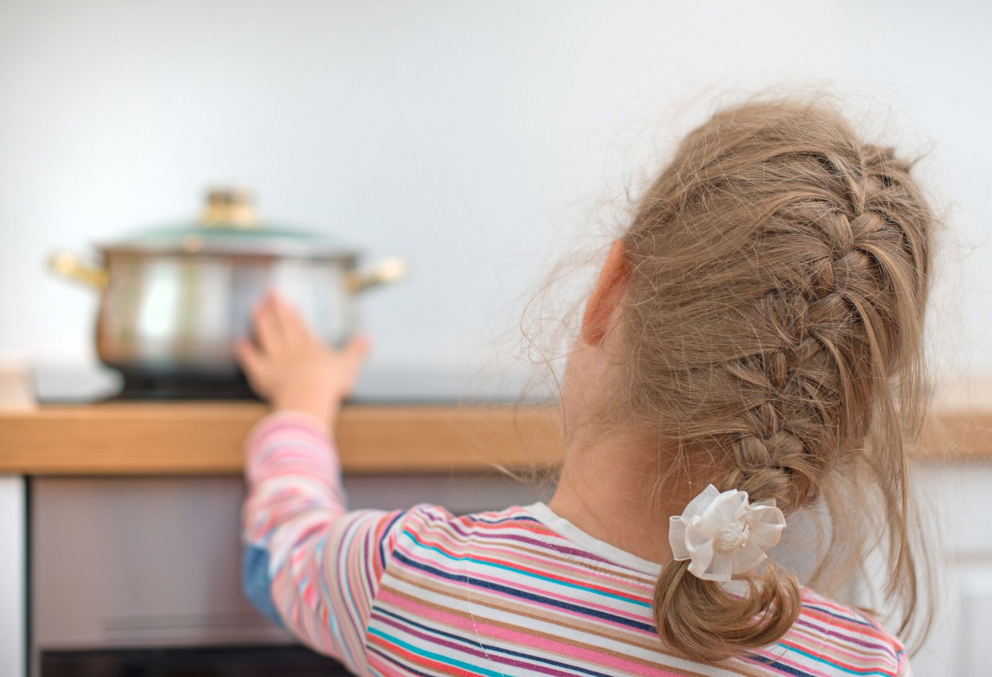 Anlässlich des Kindersicherheitstages am 10. Juni warnt die AOK NordWest vor Gefahren für Kleinkinder in den eigenen vier Wänden. (Foto: AOK Nordwest)