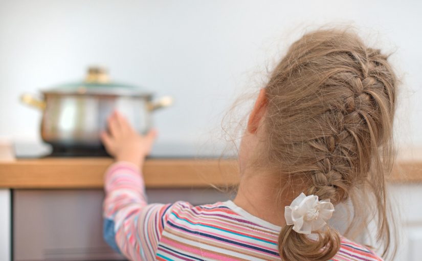 AOK zum Kindersicherheitstag am 10. Juni: Kinder im Kreis Lippe vor Verbrennungen schützen