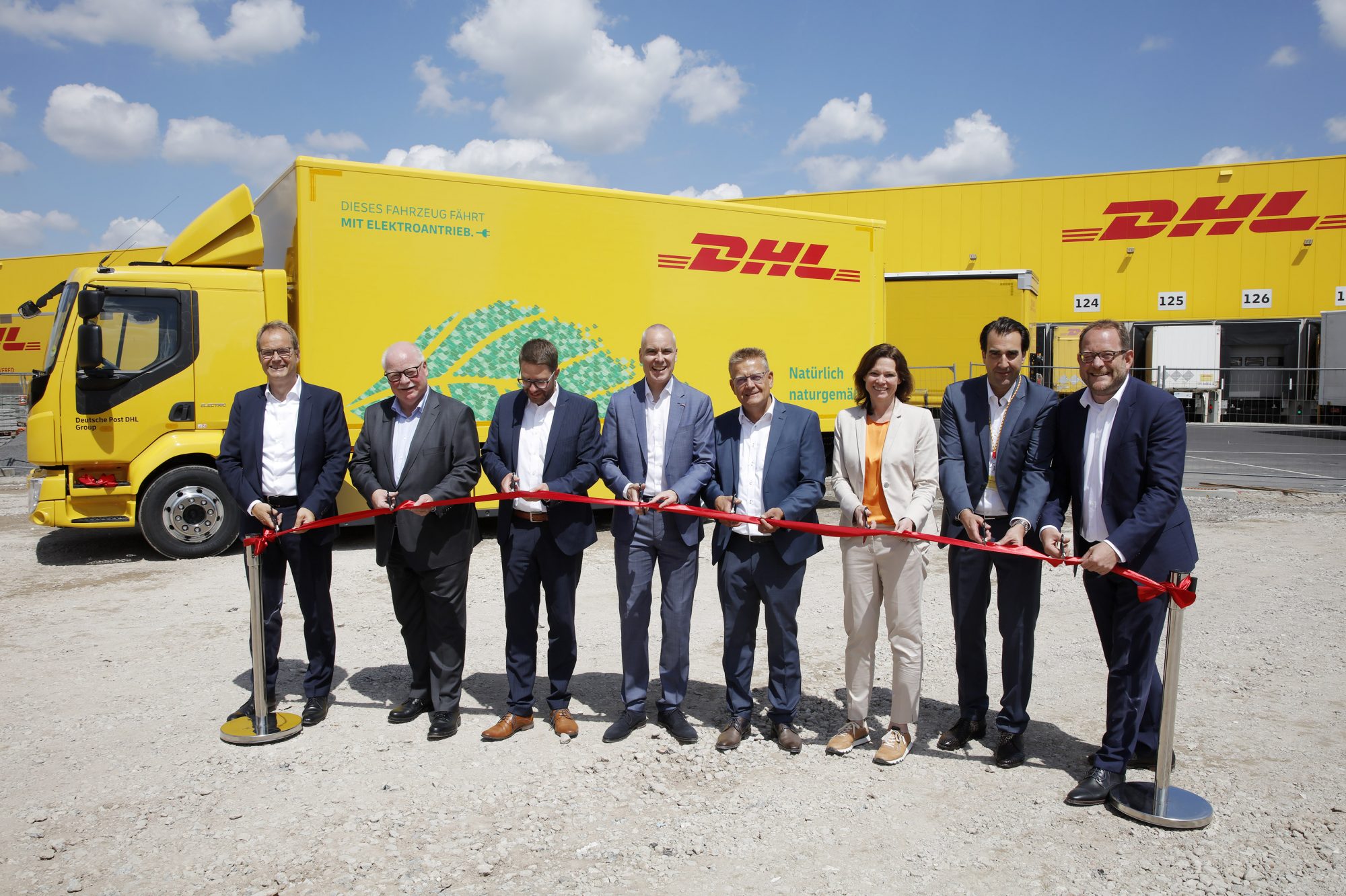 v.l.n.r.: Tim Scharwath, CEO DHL Global Forwarding, Freight, Uwe Brinks, CEO DHL Freight, Thorsten Stolz, Landrat Main-Kinzig Kreis, Gero Schiffelmann, Mitglied der Geschäftsführung DHL Freight Deutschland, Stefan Erb, Bürgermeister Erlensee, Sylvia Braun, Bürgermeisterin Bruchköbel, Götz Hanningsmann, Standortleiter DHL Freight Erlensee, Thomas Vogel, CEO DHL Freight DACH (Foto: DHL)