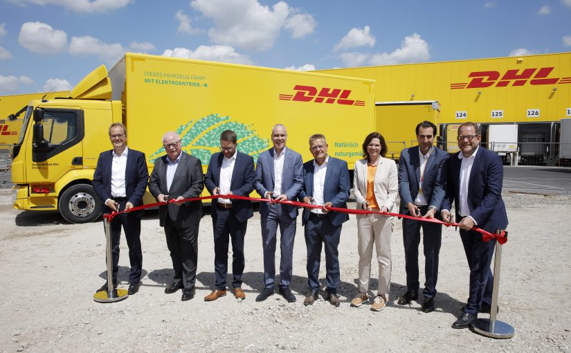 v.l.n.r.: Tim Scharwath, CEO DHL Global Forwarding, Freight, Uwe Brinks, CEO DHL Freight, Thorsten Stolz, Landrat Main-Kinzig Kreis, Gero Schiffelmann, Mitglied der Geschäftsführung DHL Freight Deutschland, Stefan Erb, Bürgermeister Erlensee, Sylvia Braun, Bürgermeisterin Bruchköbel, Götz Hanningsmann, Standortleiter DHL Freight Erlensee, Thomas Vogel, CEO DHL Freight DACH (Foto: DHL)