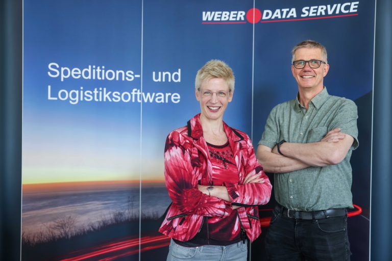 Astrid Drexhage, Geschäftsführerin der Weber Data Service IT GmbH, und Prof. Dr. Hans Brandt-Pook, Professor für Wirtschaftsinformatik an der FH Bielefeld, haben gemeinsam das neue Transferprojekt gestartet. (Foto: Sarah Jonek/FH Bielefeld)
