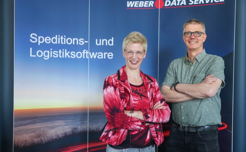 Astrid Drexhage, Geschäftsführerin der Weber Data Service IT GmbH, und Prof. Dr. Hans Brandt-Pook, Professor für Wirtschaftsinformatik an der FH Bielefeld, haben gemeinsam das neue Transferprojekt gestartet. (Foto: Sarah Jonek/FH Bielefeld)