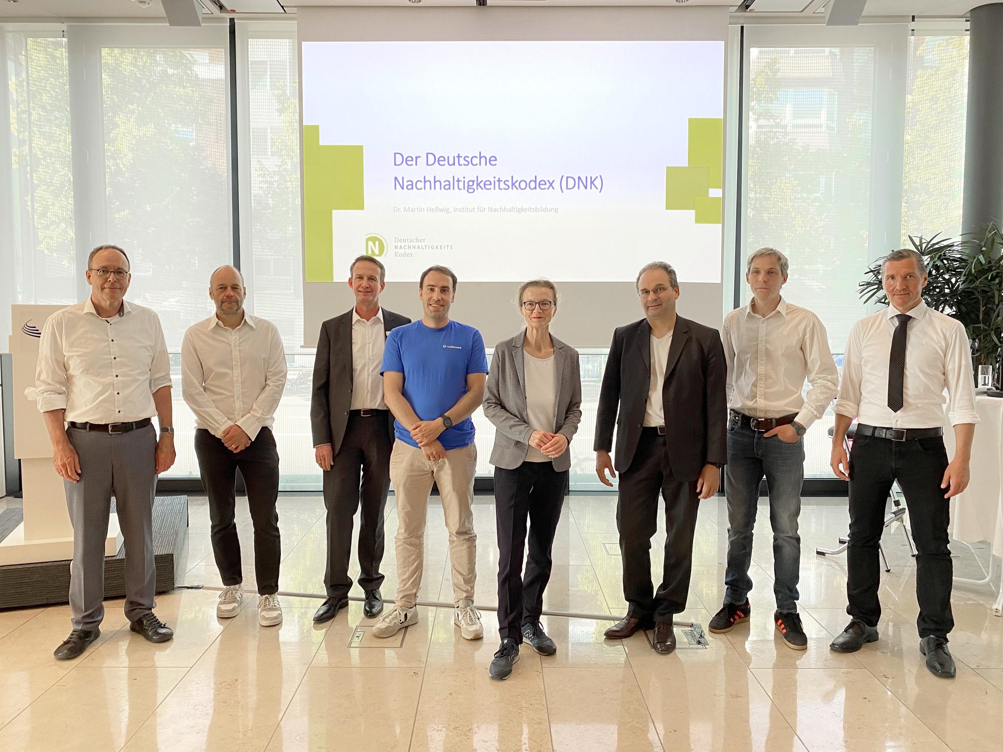 Nachhaltigkeits-Akteure, darunter Berater wie Unternehmer, hoben beim Forum „Fast Forward Nachhaltigkeit“ die vielen positiven Aspekte von verantwortungsvollem Handeln hervor. Es sprachen Dr. Udo Westermann (future e.V.), Frank Vorwerk (Stuckateurbetrieb Heinz Vorwerk GmbH), Michael Monstadt (NRW.BANK), Johannes Benz (Webhosting-Anbieter Raidboxes GmbH), Dr. Christina Willerding (WFM Münster), Tobias Daur (lands concepts), Frank Tente (Brillenhersteller und -manufaktur Koberg & Tente GmbH & Co KG) sowie Dr. Martin Hellwig (Institut für Nachhaltigkeitsbildung). (Foto: WFM Münster/Martin Rühle)