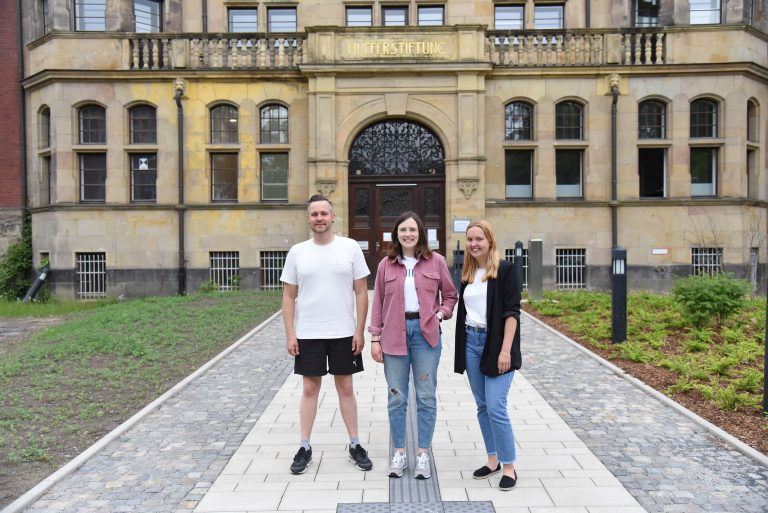 Christian Werth, Annika Böhne und Laura Pawlyk (v. l.) haben untersucht, wie das Münsterland als Ökosystem für Social Entrepreneurship verbessert werden kann. (Foto: FH Münster/Frederik Tebbe)