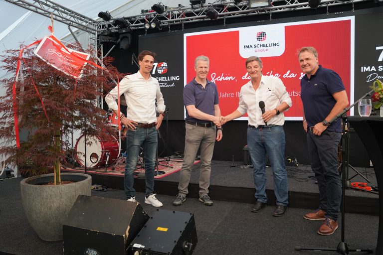 COO Christoph Geiger, CSO Andreas Bischoff, CEO Wolfgang Rohner und Mitgesellschafter Stefan Gritsch (v.l.) feierten mit den Mitarbeitenden. Die Kolleg:innen vom österreichischen Standort Schwarzach brachten als Geschenk einen japanischen Ahorn mit (Foto: IMA Schelling)