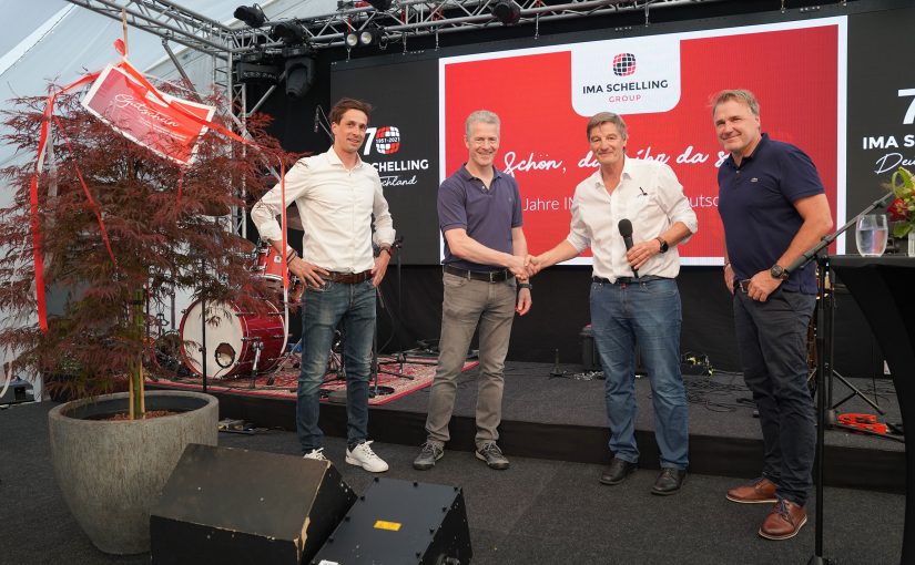 COO Christoph Geiger, CSO Andreas Bischoff, CEO Wolfgang Rohner und Mitgesellschafter Stefan Gritsch (v.l.) feierten mit den Mitarbeitenden. Die Kolleg:innen vom österreichischen Standort Schwarzach brachten als Geschenk einen japanischen Ahorn mit (Foto: IMA Schelling)