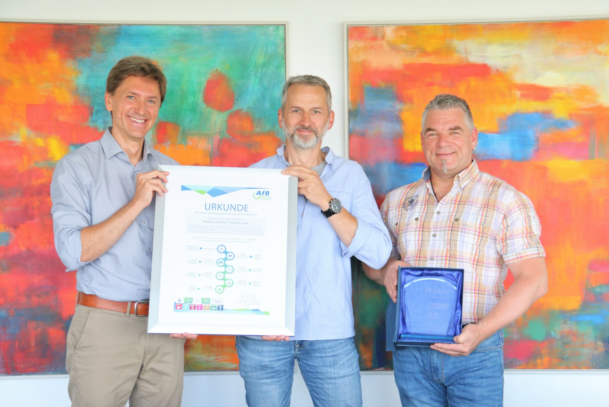 Phoenix Contact und AfB feiern ihre zehnjährige Partnerschaft; von links: Jurij Deperschmidt (AfB), Reiner Hecker und Sven Vogelsang (beide Phoenix Contact). (Foto: André Köller/Phoenix Contact)