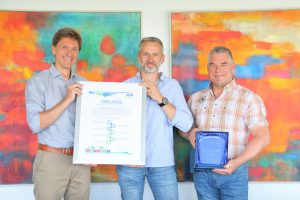 Phoenix Contact und AfB feiern ihre zehnjährige Partnerschaft; von links: Jurij Deperschmidt (AfB), Reiner Hecker und Sven Vogelsang (beide Phoenix Contact). (Foto: André Köller/Phoenix Contact)