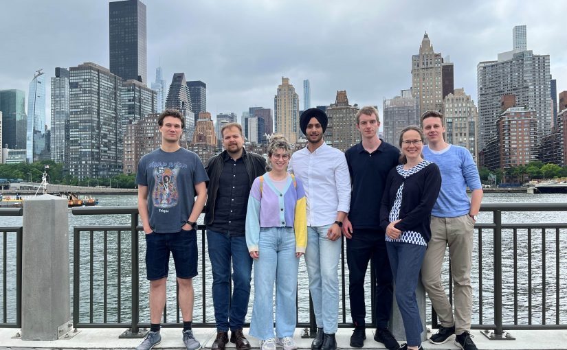 Bei dem Besuch auf Roosevelt Island stellt sich die Gruppe für ein Erinnerungsfoto vor der New Yorker Skyline auf. (Foto: Campus OWL New York/FH Bielefeld)