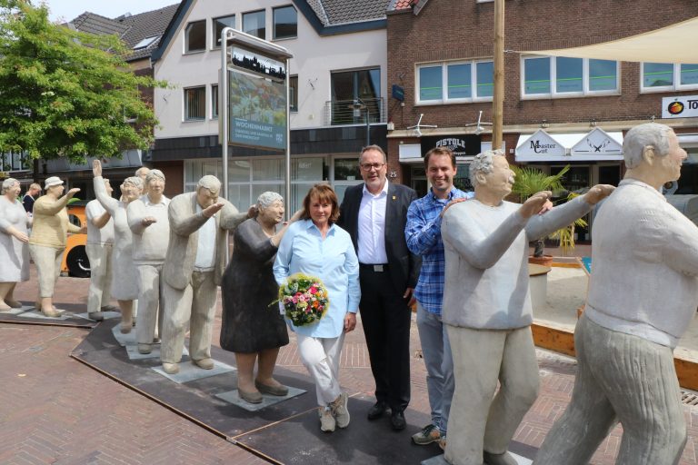 Bürgermeister Helmut Knurbein (Mitte) eröffnete die Ausstellung „Alltagsmenschen“ im Beisein von Künstlerin Christel Lechner (links) (Foto: Stadt Meppen)