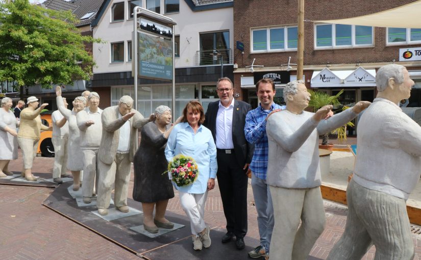 Bürgermeister Helmut Knurbein (Mitte) eröffnete die Ausstellung „Alltagsmenschen“ im Beisein von Künstlerin Christel Lechner (links) (Foto: Stadt Meppen)