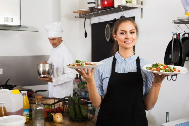 Für viele Studenten aus dem dem Kreis Lippe sind die Semesterferien ein willkommener Anlass, um durch Jobben Geld zu verdienen. (Foto: AOK/hfr.)