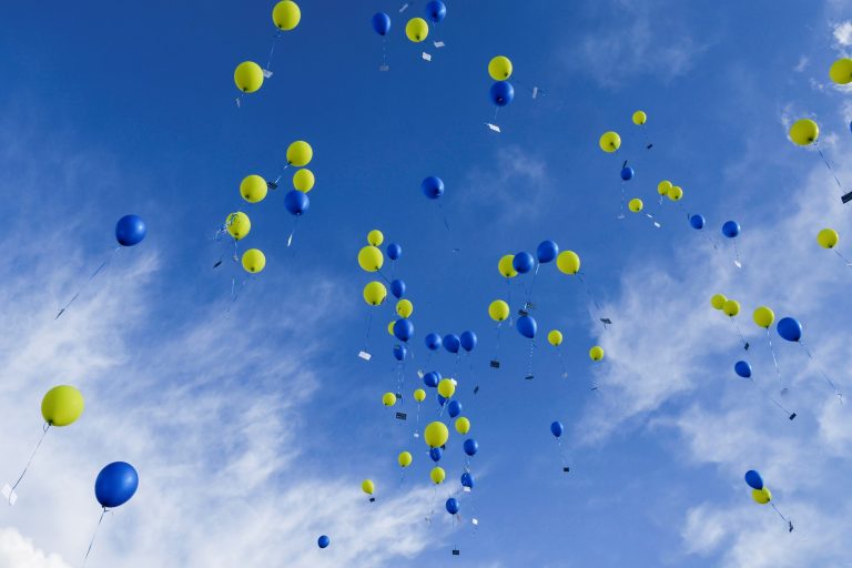 Zum Geburtstags-Sommerfest bei HLB Stückmann steigen 90 Ballons mit guten Wünschen in den Himmel. (Foto: HLB Stückmann)