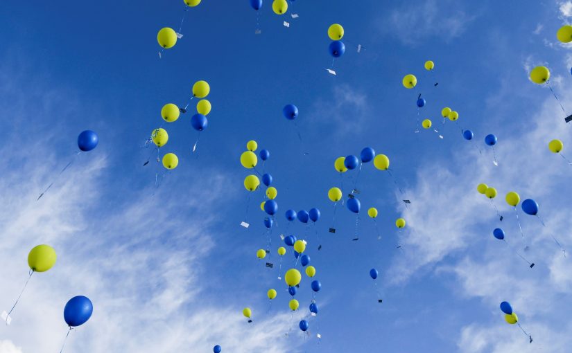 Zum Geburtstags-Sommerfest bei HLB Stückmann steigen 90 Ballons mit guten Wünschen in den Himmel. (Foto: HLB Stückmann)