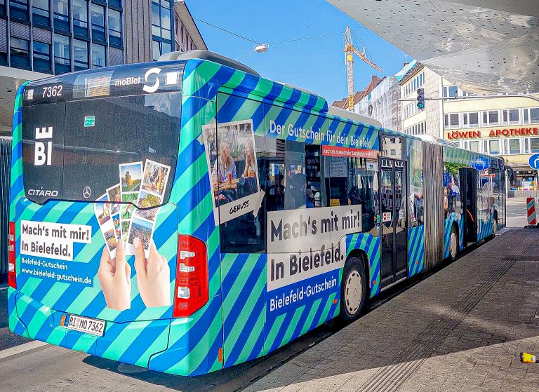 Im auffälligen Bielefeld-Gutschein-Design rollt der Stadtbus über den Jahnplatz. (Foto: Bielefeld Marketing)