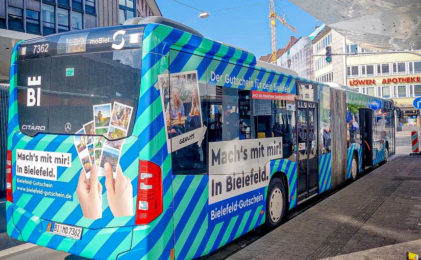 Im auffälligen Bielefeld-Gutschein-Design rollt der Stadtbus über den Jahnplatz. (Foto: Bielefeld Marketing)