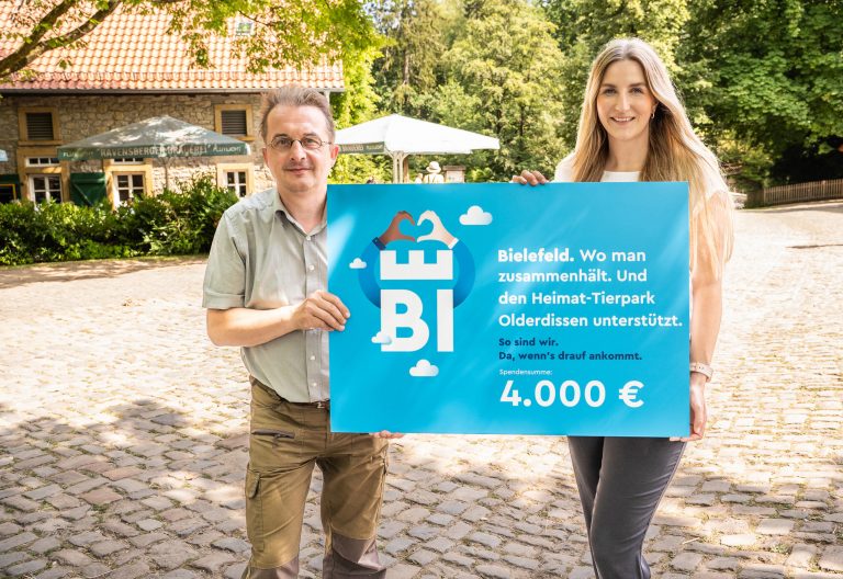 Bielefeld sagt "danke!" – Tierparkleiter Herbert Linnemann (Heimat-Tierpark Olderdissen) freut sich über die Spendensumme in Höhe von 4.000 Euro, überreicht von Alisa Flaskämper (Bielefeld Marketing). (Foto: Bielefeld Marketing GmbH)