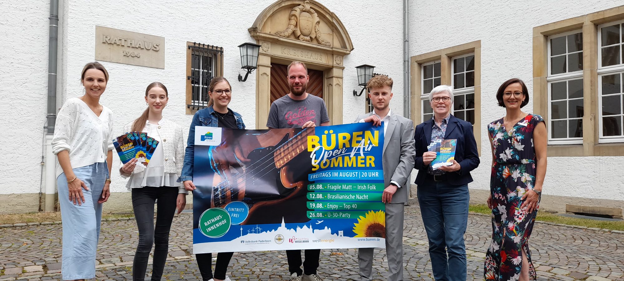 Heiße Rhythmen beim Open Air Sommer in Büren mit neuem Programm: Anke Hammerström (Stadt-marketing), Olivia Librizzi und Julia Snelinski (Westenergie), Marc Wiegelmann (Event & Catering), Fabio Braunsdorf (VerbundVolksbank OWL), Marita Krause (Allgemeine Vertreterin des Bürgermeis-ters) und Isabel Schulte (Stadtmarketing).(Foto: Stadt Büren)