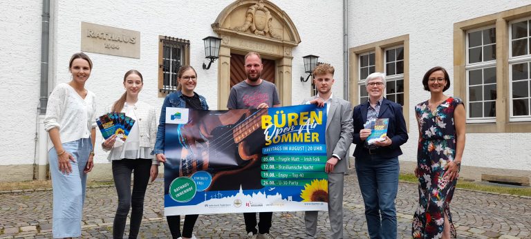 Heiße Rhythmen beim Open Air Sommer in Büren mit neuem Programm: Anke Hammerström (Stadt-marketing), Olivia Librizzi und Julia Snelinski (Westenergie), Marc Wiegelmann (Event & Catering), Fabio Braunsdorf (VerbundVolksbank OWL), Marita Krause (Allgemeine Vertreterin des Bürgermeis-ters) und Isabel Schulte (Stadtmarketing).(Foto: Stadt Büren)