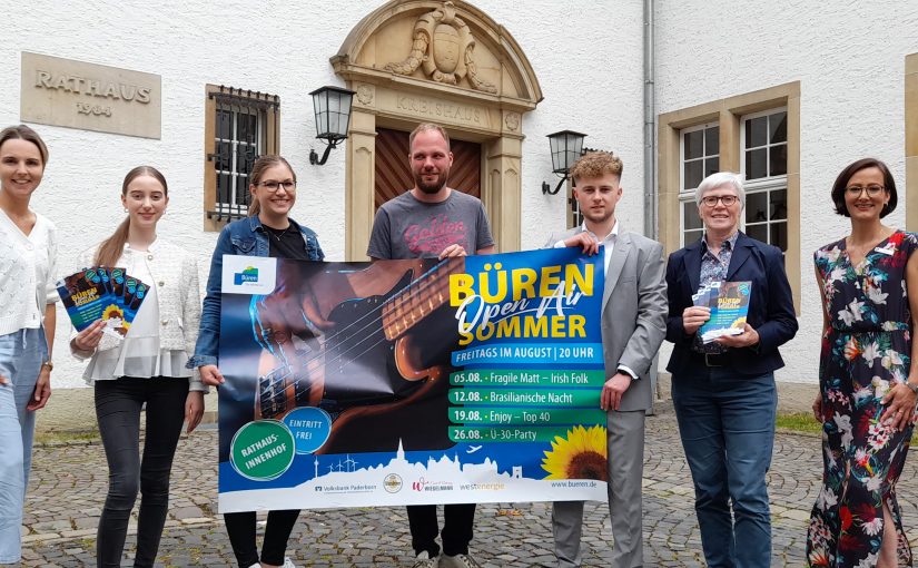 Heiße Rhythmen beim Open Air Sommer in Büren mit neuem Programm: Anke Hammerström (Stadt-marketing), Olivia Librizzi und Julia Snelinski (Westenergie), Marc Wiegelmann (Event & Catering), Fabio Braunsdorf (VerbundVolksbank OWL), Marita Krause (Allgemeine Vertreterin des Bürgermeis-ters) und Isabel Schulte (Stadtmarketing).(Foto: Stadt Büren)