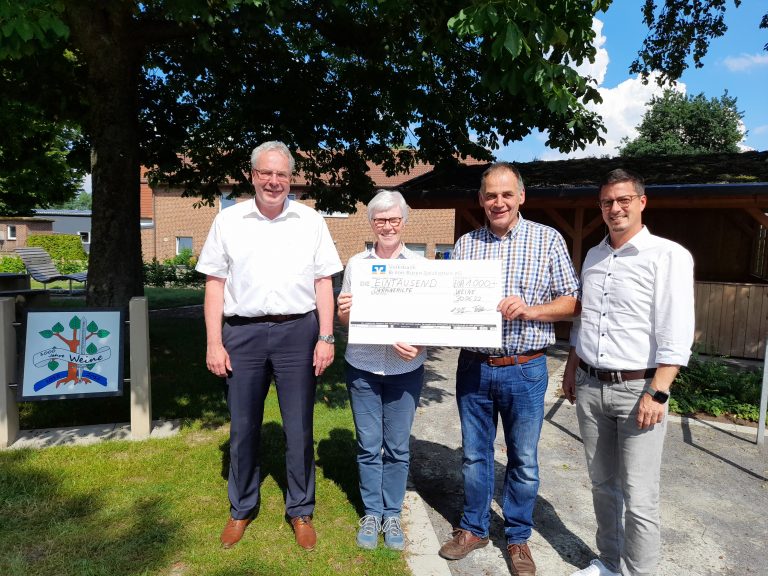 Übergabe des Spendenschecks an die Ukraine-Hilfe der Stadt Büren auf dem neugestalteten Dorfplatz: (v.l.) Klaus Feldmann (2. Vorsitzender Dorfgemeinschaftsverein Weine), Allgemeine Vertreterin des Bürgermeisters Marita Krause, Ortsvorsteher Norbert Steven und Jan Deissenroth (Kassenwart). (Foto: Stadt Büren)