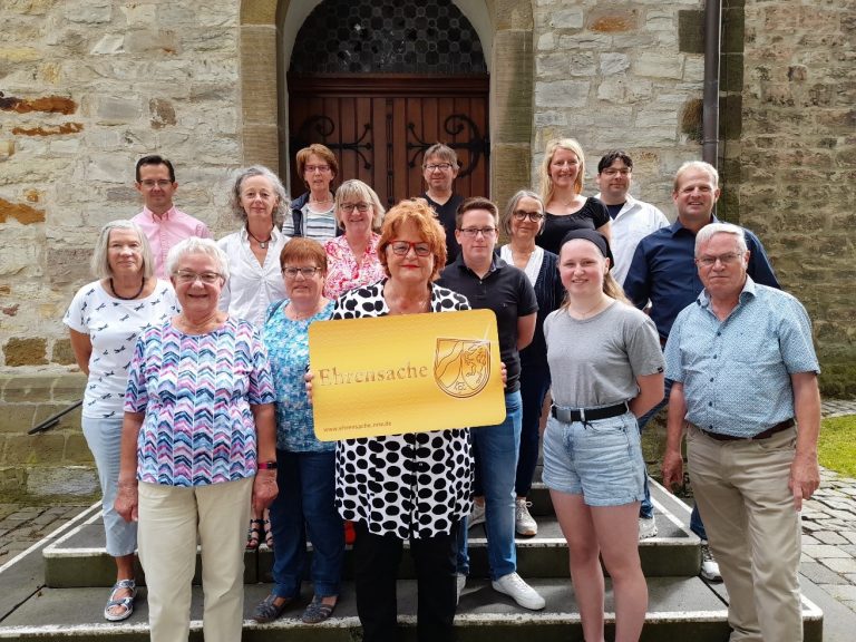 Engagieren sich vorbildlich im Ehrenamt für die Heimat und ermöglichen die Vergabe der Ehrenamtskarte: Marion Cypa (Speisekammer), Markus Krick (Leiter VHS), Ingrid Bischof (Speisekammer), Zdenka Althaus (Katholische Öffentliche Bücherei, KÖB), Helga Hoffmann (KÖB), Brigitte Ape (evang. Kirchengemeinde Büren-Fürstenberg), Magdalena Seidel (KÖB), Marianne Borghoff (Stellvertretende Bürgermeisterin), Andreas Neumann (Heimatverein), Marina Brieler (Tambourcorps Ahden), Rita Brüne (KÖB), Verena Stork (HSV Hegensdorf), Annika Köjer (KÖB), Gregor Lemm (Heimatverein), Jörg Altemeier (Abteilungsleiter Zentrale Dienste) und Hans-Josef Dören (Heimatverein). (Foto: Stadt Büren)